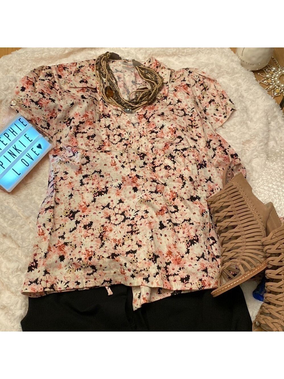 𝅺VAN Heusen Wrap Around Top. Fun field full of flowers 🌸 print. Size XL